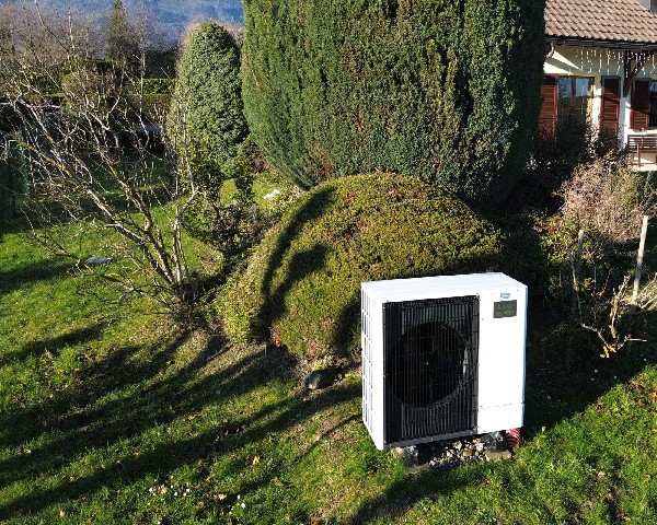 Installation d'une pompe &agrave; chaleur air-eau de la marque Mitsubishi