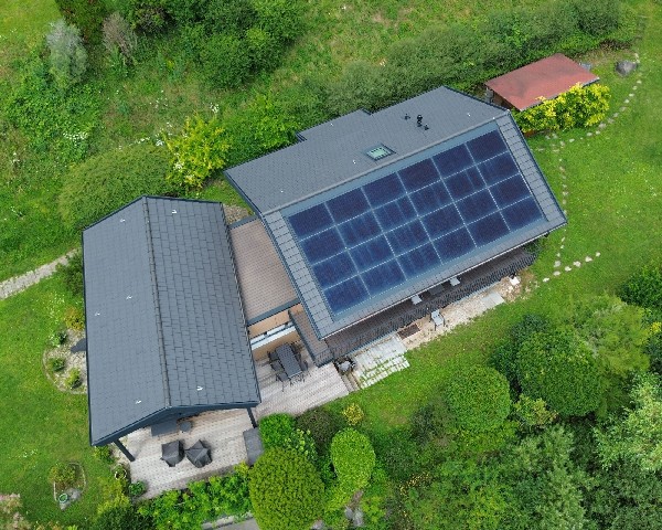Installation de panneaux solaires photovolta&iuml;ques sur toit inclin&eacute; - panneaux int&eacute;gr&eacute;s.