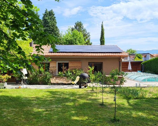 Installation de panneaux solaires photovolta&iuml;ques sur toiture inclin&eacute;e. Marque Huawei.