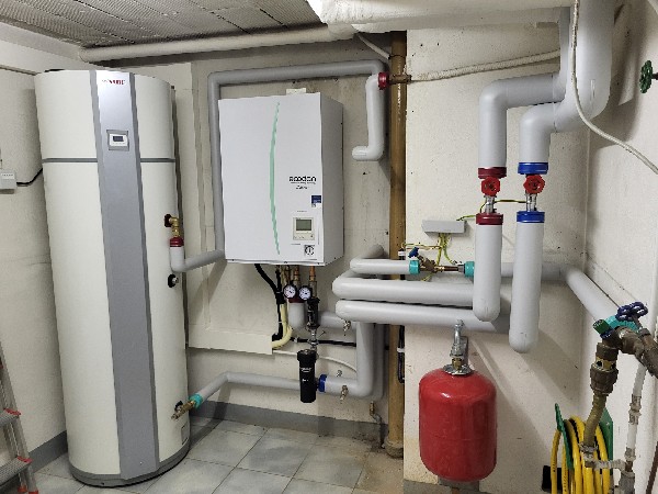 Installation de boiler thermodynamique & groupe int&eacute;rieur de pompe &agrave; chaleur dans chaufferie.