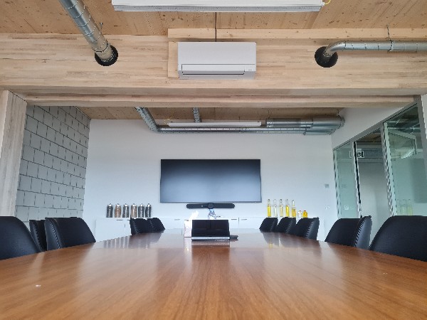 Installation de climatisation pour entreprise, climatisation dans bureau, salle de r&eacute;union.