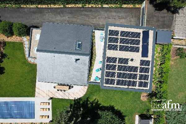 Installation de panneaux solaires photovolta&iuml;ques sur toit plat sur grand villa.